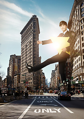 PSD 구름 편집 편집이미지 남자 화살표 도로 비즈니스 자동차 하늘 거리 웃음 빌딩 여러명 20대 성인 옆모습 걷기 한국인 도시 비즈니스맨 횡단보도 일방통행 이미지편집 자연요소 길 육상교통 뷰포인트 다수 교통시설 모션 표정 사람 동양인 청년 건물 직장인 보행로 통행 파일형식