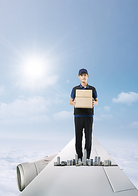 전신 PSD 구름 편집 편집이미지 직업 남자 하늘 한명 서기 들기 빌딩 20대 성인 상자 태양 한국인 택배기사 배송 택배 비행기날개 해외배송 이미지편집 자연요소 1 모션 비행기 사람 동양인 청년 건물 운송업 배달원 파일형식