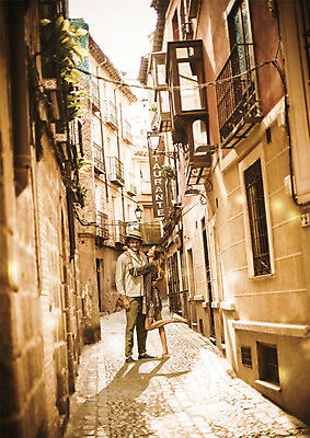 전신 PSD 서양인 편집 편집이미지 건축물 커플 여자 남자 여행 포옹 서기 20대 성인 두명 골목길 주택가 이미지편집 외국인 건축 길 관계 안기 모션 사람 청년 파일형식