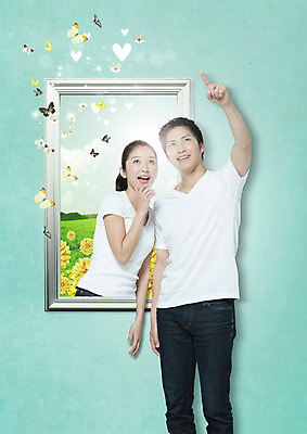 PSD 편집 편집이미지 커플 응시 여자 남자 꽃 나비 액자 서기 웃음 20대 성인 두명 가리킴 일본인 이미지편집 외국인 식물 시선 곤충 관계 모션 표정 사람 동양인 손짓 청년 파일형식