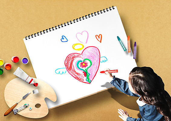 PSD 편집 편집이미지 여자 어린이교육 교육 어린이 미술 한명 상반신 옆모습 물감 하트 그리기 팔레트 스케치북 크레파스 미술교육 이미지편집 모양 1 뷰포인트 모션 문화예술 학용품 사람 미술도구 파일형식