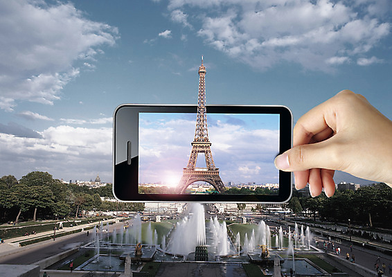PSD 구름 편집 편집이미지 손 여행 하늘 여러명 신체부위 관광지 스마트폰 여행객 프랑스 에펠탑 분수 분수대 이미지편집 자연요소 유럽 다수 사람 핸드폰 스마트기기 파리 랜드마크 파일형식