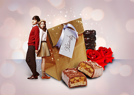 전신 PSD 편집 편집이미지 커플 여자 남자 리본 음식 발렌타인데이 서기 이벤트 20대 성인 두명 옆모습 종이봉투 장미 초콜릿 한국인 등맞대기 초코바 이미지편집 꽃 뷰포인트 관계 모션 데이이벤트 디저트 봉투 사람 동양인 청년 파일형식