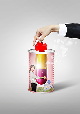 PSD 편집 편집이미지 손 여자 의학 병원 한명 웃음 들기 상반신 성인 옆모습 30대 알약 한국인 캔 십자 이미지편집 1 뷰포인트 모션 표정 사람 동양인 신체부위 장년 약 파일형식