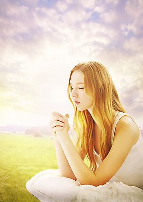 PSD 서양인 구름 편집 편집이미지 여자 베개 하늘 한명 상반신 20대 성인 옆모습 눈감음 기도 이미지편집 자연요소 외국인 1 뷰포인트 침구 모션 사람 청년 파일형식