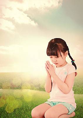 전신 PSD 구름 편집 편집이미지 여자 어린이 하늘 한명 앉기 잔디 눈감음 한국인 기도 무릎꿇기 합장 이미지편집 자연요소 식물 1 모션 사람 동양인 손짓 파일형식