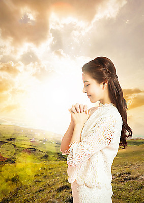 PSD 구름 편집 편집이미지 여자 하늘 한명 상반신 20대 성인 옆모습 노을 눈감음 한국인 기도 이미지편집 자연요소 1 뷰포인트 모션 사람 동양인 청년 파일형식