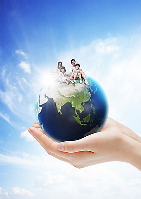 PSD 구름 편집 편집이미지 손 여자 남자 지구 어린이 가족 하늘 앉기 여러명 성인 30대 자연보호 그린캠페인 한국인 이미지편집 자연요소 캠페인 다수 관계 모션 자연 사람 동양인 신체부위 장년 보호 파일형식