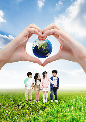 전신 PSD 구름 편집 편집이미지 손 여자 남자 지구 어린이 하늘 서기 잔디 여러명 친구 자연보호 손잡기 그린캠페인 한국인 손하트 이미지편집 자연요소 식물 캠페인 다수 관계 모션 자연 사람 동양인 손짓 신체부위 보호 파일형식