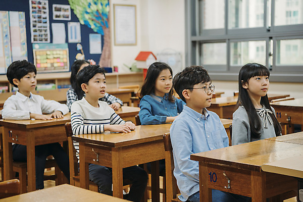 포토 JPG 여자 어린이교육 교육 남자 초등학생 어린이 교실 수업 실내 초등학교 앉기 여러명 상반신 앞모습 옆모습 10대 친구 스쿨라이프 한국인 책상 국내포토 학생 라이프스타일 뷰포인트 가구 다수 학교 관계 모션 청소년 사람 동양인 내부 파일형식