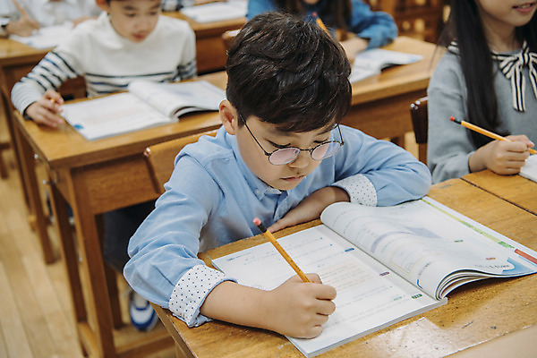 포토 JPG 여자 어린이교육 교육 남자 초등학생 어린이 교실 실내 초등학교 앉기 여러명 상반신 앞모습 10대 친구 스쿨라이프 한국인 책상 문제풀기 국내포토 학생 라이프스타일 뷰포인트 가구 다수 학교 관계 모션 청소년 사람 동양인 내부 학습 파일형식