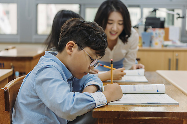 포토 JPG 여자 어린이교육 교육 남자 초등학생 어린이 교실 수업 실내 초등학교 대화 웃음 앉기 상반신 20대 성인 앞모습 옆모습 10대 세명 스쿨라이프 한국인 책상 문제풀기 국내포토 학생 라이프스타일 뷰포인트 가구 학교 모션 청소년 표정 말하기 사람 동양인 청년 내부 학습 파일형식
