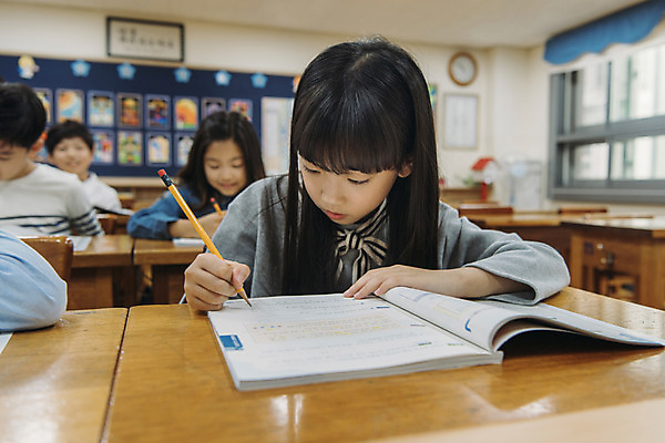 포토 JPG 여자 어린이교육 교육 남자 초등학생 어린이 교실 실내 초등학교 앉기 여러명 상반신 앞모습 10대 친구 스쿨라이프 한국인 책상 문제풀기 국내포토 학생 라이프스타일 뷰포인트 가구 다수 학교 관계 모션 청소년 사람 동양인 내부 학습 파일형식
