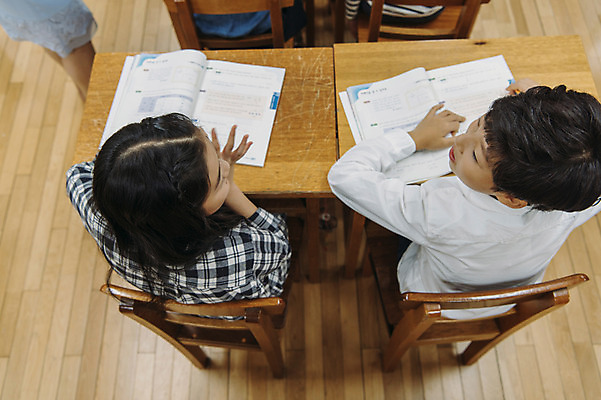 포토 JPG 여자 어린이교육 교육 남자 초등학생 어린이 교실 실내 초등학교 대화 앉기 상반신 두명 옆모습 10대 친구 하이앵글 스쿨라이프 한국인 책상 문제풀기 국내포토 학생 라이프스타일 뷰포인트 가구 학교 관계 모션 청소년 말하기 사람 동양인 내부 학습 파일형식