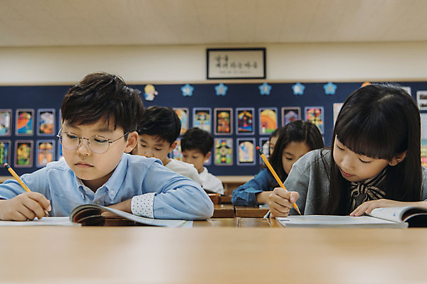 포토 JPG 여자 어린이교육 교육 남자 초등학생 어린이 교실 실내 초등학교 앉기 여러명 상반신 앞모습 10대 친구 스쿨라이프 한국인 집중 책상 문제풀기 국내포토 학생 라이프스타일 뷰포인트 가구 다수 컨셉 학교 관계 모션 청소년 사람 동양인 내부 학습 파일형식