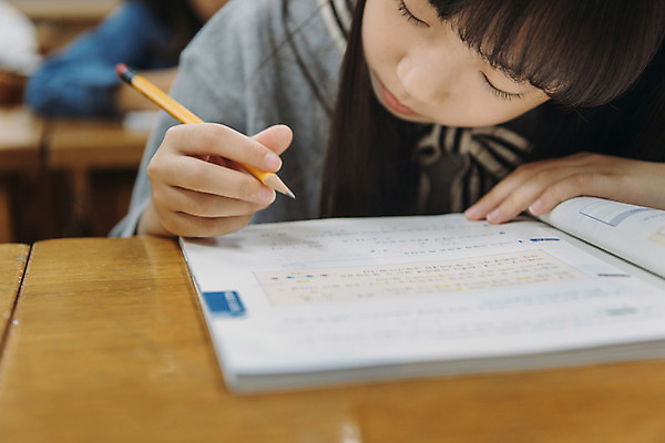 포토 JPG 여자 어린이교육 교육 초등학생 어린이 교실 실내 초등학교 한명 앉기 상반신 앞모습 10대 스쿨라이프 한국인 집중 책상 문제풀기 소녀만 국내포토 1 학생 라이프스타일 뷰포인트 가구 컨셉 학교 모션 청소년 사람 동양인 내부 학습 여자만 어린이만 파일형식