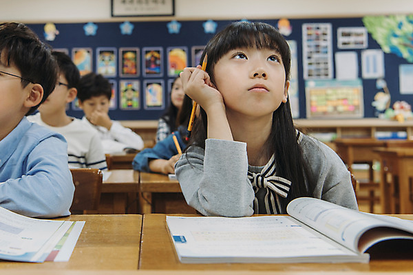 포토 JPG 여자 어린이교육 교육 남자 초등학생 어린이 교실 수업 실내 초등학교 앉기 여러명 상반신 앞모습 10대 친구 스쿨라이프 한국인 집중 책상 국내포토 학생 라이프스타일 뷰포인트 가구 다수 컨셉 학교 관계 모션 청소년 사람 동양인 내부 파일형식