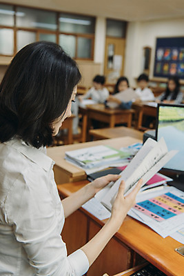포토 JPG 여자 어린이교육 교육 남자 초등학생 어린이 교실 수업 실내 초등학교 앉기 여러명 상반신 20대 성인 옆모습 10대 책 스쿨라이프 교사 한국인 책상 국내포토 직업 학생 라이프스타일 뷰포인트 가구 다수 학교 모션 청소년 사람 동양인 청년 내부 파일형식