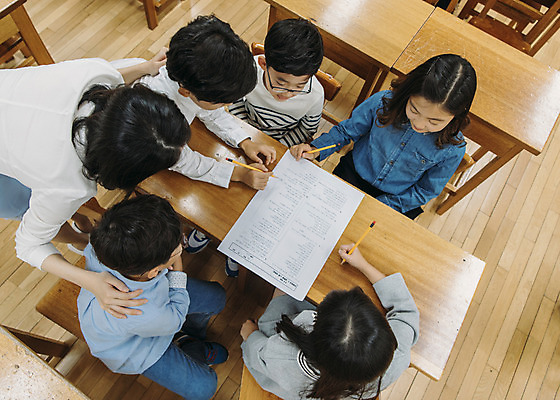 포토 JPG 여자 어린이교육 교육 남자 초등학생 어린이 교실 수업 실내 초등학교 대화 서기 앉기 여러명 상반신 20대 성인 앞모습 뒷모습 10대 하이앵글 스쿨라이프 교사 한국인 책상 시험지 국내포토 직업 학생 라이프스타일 뷰포인트 가구 다수 학교 모션 청소년 말하기 사람 동양인 청년 내부 파일형식