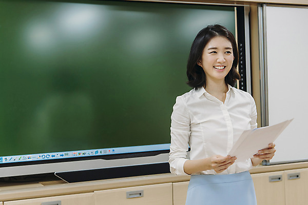 포토 JPG 여자 교육 교실 실내 초등학교 한명 서기 웃음 상반신 20대 성인 앞모습 스쿨라이프 교사 칠판 한국인 책상 성인여자한명만 국내포토 직업 1 라이프스타일 뷰포인트 가구 학교 모션 표정 사람 동양인 청년 내부 여자한명만 성인여자만 파일형식