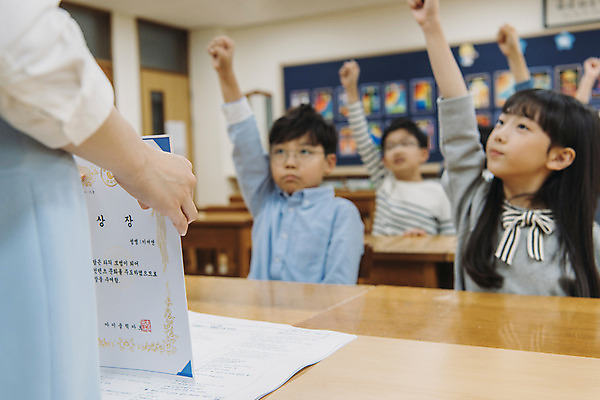 포토 JPG 여자 어린이교육 남자 초등학생 어린이 교실 수업 실내 초등학교 서기 앉기 여러명 상반신 20대 성인 앞모습 10대 스쿨라이프 손들기 교사 한국인 발표 상패 책상 국내포토 직업 학생 라이프스타일 교육 뷰포인트 가구 다수 학교 모션 청소년 사람 동양인 청년 내부 상_우승 파일형식