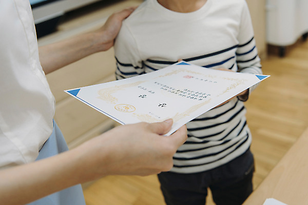 포토 JPG 여자 어린이교육 남자 초등학생 어린이 교실 실내 초등학교 서기 상반신 20대 성인 두명 앞모습 옆모습 10대 스쿨라이프 교사 한국인 상패 책상 국내포토 직업 학생 라이프스타일 교육 뷰포인트 가구 학교 모션 청소년 사람 동양인 청년 내부 상_우승 파일형식