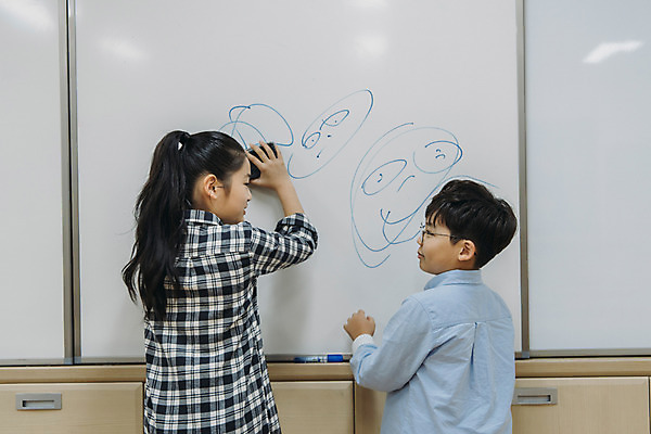 포토 JPG 여자 어린이교육 남자 초등학생 어린이 교실 실내 초등학교 서기 상반신 두명 옆모습 10대 친구 스쿨라이프 칠판 한국인 낙서 청소 닦기 국내포토 학생 라이프스타일 교육 뷰포인트 학교 관계 모션 청소년 사람 동양인 내부 파일형식