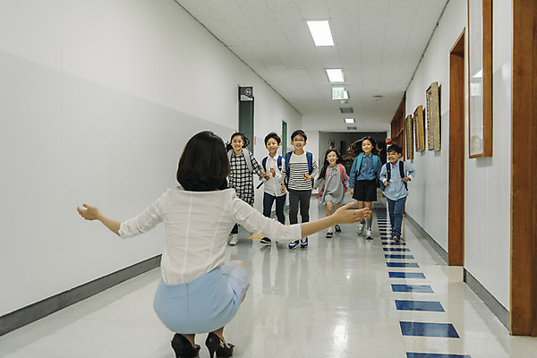 포토 JPG 전신 여자 어린이교육 남자 초등학생 어린이 팔벌리기 실내 초등학교 앉기 여러명 20대 성인 앞모습 뒷모습 10대 달리기 스쿨라이프 교사 한국인 복도 국내포토 직업 학생 라이프스타일 교육 뷰포인트 다수 학교 모션 청소년 사람 동양인 청년 내부 파일형식