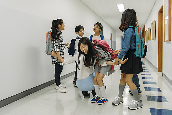 포토 JPG 전신 여자 어린이교육 남자 초등학생 어린이 안기 팔벌리기 책가방 실내 초등학교 서기 앉기 여러명 20대 성인 앞모습 옆모습 뒷모습 10대 스쿨라이프 교사 한국인 복도 즐거움 국내포토 직업 학생 라이프스타일 교육 감정 뷰포인트 다수 가방 학교 모션 청소년 사람 동양인 청년 내부 파일형식