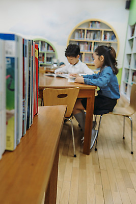 포토 JPG 전신 여자 어린이교육 남자 초등학생 어린이 실내 초등학교 앉기 두명 옆모습 10대 책 친구 독서 스쿨라이프 한국인 도서관 집중 책상 국내포토 학생 라이프스타일 교육 뷰포인트 가구 컨셉 학교 관계 모션 청소년 사람 동양인 내부 파일형식