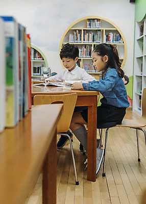 포토 JPG 전신 여자 어린이교육 남자 초등학생 어린이 실내 초등학교 앉기 두명 옆모습 10대 책 친구 독서 스쿨라이프 한국인 도서관 집중 책상 국내포토 학생 라이프스타일 교육 뷰포인트 가구 컨셉 학교 관계 모션 청소년 사람 동양인 내부 파일형식