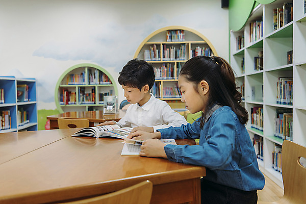 포토 JPG 여자 어린이교육 남자 초등학생 어린이 실내 초등학교 앉기 상반신 두명 옆모습 10대 책 친구 독서 스쿨라이프 한국인 도서관 집중 책상 국내포토 학생 라이프스타일 교육 뷰포인트 가구 컨셉 학교 관계 모션 청소년 사람 동양인 내부 파일형식