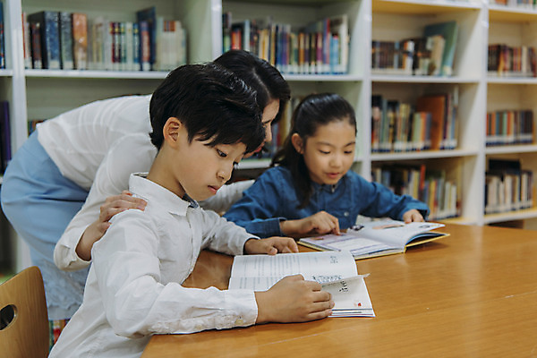 포토 JPG 여자 어린이교육 남자 초등학생 어린이 책장 실내 초등학교 앉기 상반신 20대 성인 앞모습 옆모습 10대 책 세명 독서 스쿨라이프 교사 한국인 도서관 집중 책상 국내포토 직업 학생 라이프스타일 교육 뷰포인트 가구 컨셉 학교 모션 청소년 사람 동양인 청년 내부 파일형식 생활용품 인종 생활 오브젝트