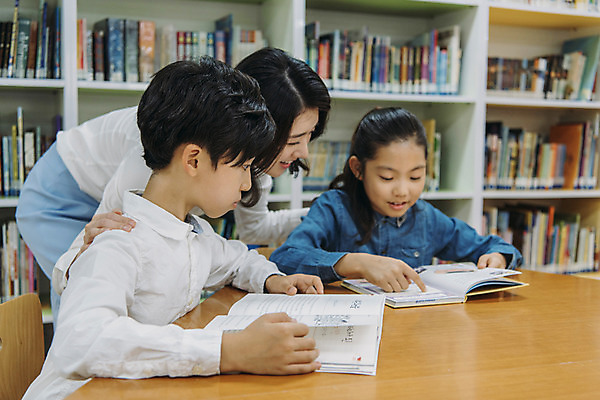 포토 JPG 여자 어린이교육 남자 초등학생 어린이 책장 실내 초등학교 웃음 앉기 상반신 20대 성인 앞모습 옆모습 10대 책 세명 독서 스쿨라이프 교사 한국인 도서관 집중 책상 국내포토 직업 학생 라이프스타일 교육 뷰포인트 가구 컨셉 학교 모션 청소년 표정 사람 동양인 청년 내부 파일형식