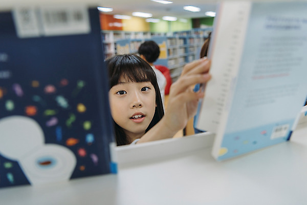포토 JPG 여자 어린이교육 초등학생 어린이 책장 실내 초등학교 앉기 상반신 앞모습 10대 책 세명 스쿨라이프 한국인 도서관 십대여자한명만 국내포토 학생 라이프스타일 교육 뷰포인트 가구 학교 모션 청소년 사람 동양인 내부 여자한명만 십대여자만 파일형식