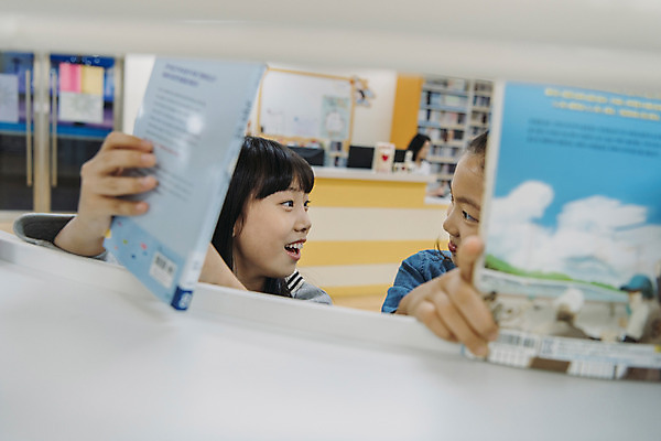 포토 JPG 여자 어린이교육 초등학생 어린이 책장 실내 초등학교 서기 웃음 상반신 두명 옆모습 10대 책 친구 스쿨라이프 마주보기 한국인 도서관 십대여자만 국내포토 학생 라이프스타일 교육 뷰포인트 가구 학교 관계 모션 청소년 표정 사람 동양인 내부 여자만 십대만 파일형식