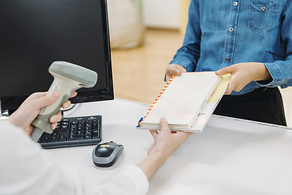 포토 JPG 여자 어린이교육 초등학생 어린이 책장 실내 초등학교 서기 상반신 20대 성인 두명 앞모습 신체부위 10대 책 컴퓨터 스쿨라이프 교사 도서관 대여 여자만 도서대출 국내포토 직업 학생 라이프스타일 교육 뷰포인트 가구 학교 모션 청소년 사람 청년 내부 전자제품 파일형식