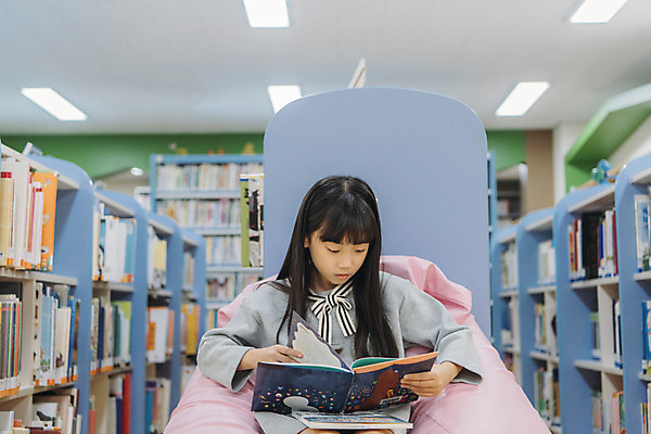 포토 JPG 여자 어린이교육 초등학생 어린이 책장 실내 초등학교 한명 웃음 앉기 상반신 앞모습 10대 책 독서 스쿨라이프 한국인 도서관 집중 십대여자한명만 국내포토 1 학생 라이프스타일 교육 뷰포인트 가구 컨셉 학교 모션 청소년 표정 사람 동양인 내부 여자한명만 십대여자만 파일형식