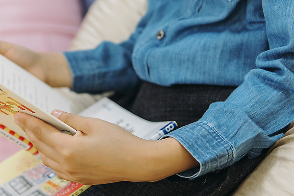 포토 JPG 여자 어린이교육 초등학생 어린이 책장 실내 초등학교 한명 앉기 상반신 옆모습 신체부위 10대 책 독서 스쿨라이프 도서관 집중 십대여자한명만 국내포토 1 학생 라이프스타일 교육 뷰포인트 가구 컨셉 학교 모션 청소년 사람 내부 여자한명만 십대여자만 파일형식