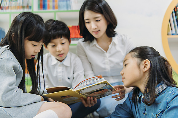 포토 JPG 여자 어린이교육 남자 초등학생 어린이 책장 실내 초등학교 앉기 여러명 상반신 20대 성인 앞모습 옆모습 10대 책 독서 스쿨라이프 교사 한국인 도서관 집중 국내포토 직업 학생 라이프스타일 교육 뷰포인트 가구 다수 컨셉 학교 모션 청소년 사람 동양인 청년 내부 파일형식