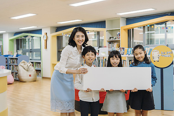 포토 JPG 여자 어린이교육 남자 초등학생 어린이 책장 사각프레임 프레임 실내 초등학교 서기 웃음 들기 여러명 상반신 20대 성인 앞모습 10대 책 스쿨라이프 교사 한국인 도서관 사제지간 국내포토 직업 학생 라이프스타일 교육 뷰포인트 가구 다수 학교 모션 청소년 표정 사람 동양인 청년 내부 사각형 파일형식