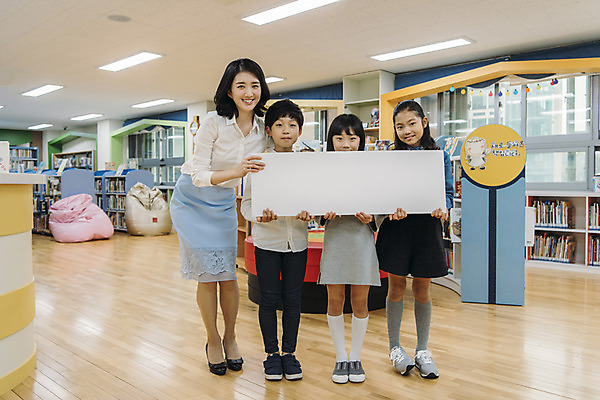 포토 JPG 전신 여자 어린이교육 남자 초등학생 어린이 책장 사각프레임 프레임 실내 초등학교 서기 웃음 들기 여러명 20대 성인 앞모습 10대 책 스쿨라이프 교사 한국인 우승 도서관 사제지간 국내포토 직업 학생 라이프스타일 교육 뷰포인트 가구 다수 학교 모션 청소년 표정 사람 동양인 청년 내부 사각형 최고 파일형식