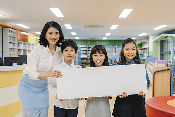 포토 JPG 여자 어린이교육 남자 초등학생 어린이 책장 사각프레임 프레임 실내 초등학교 서기 웃음 들기 여러명 상반신 20대 성인 앞모습 10대 책 스쿨라이프 교사 한국인 도서관 국내포토 직업 학생 라이프스타일 교육 뷰포인트 가구 다수 학교 모션 청소년 표정 사람 동양인 청년 내부 사각형 파일형식