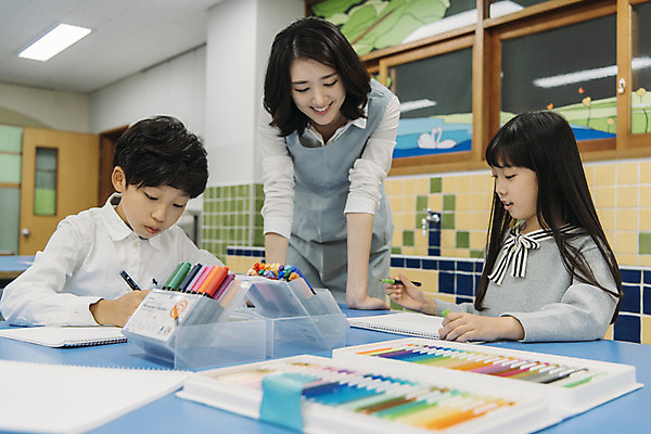 포토 JPG 여자 어린이교육 남자 초등학생 어린이 교실 실내 초등학교 미술 서기 웃음 앉기 상반신 20대 성인 앞모습 옆모습 10대 세명 스쿨라이프 교사 한국인 그리기 집중 미술교육 미술실 방과후 국내포토 직업 학생 라이프스타일 교육 뷰포인트 컨셉 학교 모션 청소년 문화예술 표정 사람 동양인 청년 내부 파일형식