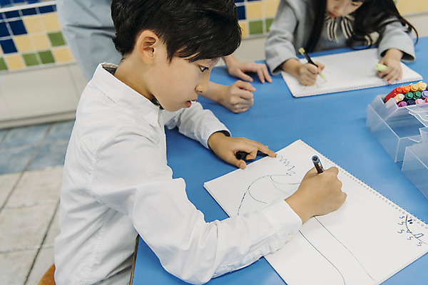 포토 JPG 여자 어린이교육 남자 초등학생 어린이 교실 실내 초등학교 미술 앉기 상반신 두명 옆모습 10대 친구 스쿨라이프 한국인 그리기 집중 그림 미술교육 미술실 방과후 국내포토 학생 라이프스타일 교육 뷰포인트 컨셉 학교 관계 모션 청소년 문화예술 사람 동양인 내부 파일형식
