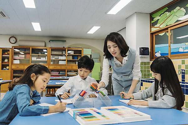 포토 JPG 여자 어린이교육 남자 초등학생 어린이 교실 색연필 실내 초등학교 미술 서기 웃음 앉기 여러명 상반신 20대 성인 앞모습 옆모습 10대 스쿨라이프 교사 한국인 그리기 사인펜 책상 그림 미술교육 미술실 방과후 국내포토 직업 학생 라이프스타일 교육 뷰포인트 가구 다수 학교 모션 청소년 문화예술 학용품 표정 사람 동양인 청년 내부 펜 파일형식