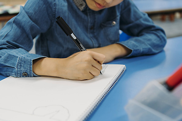 포토 JPG 여자 어린이교육 초등학생 어린이 교실 실내 초등학교 미술 한명 앉기 상반신 앞모습 신체부위 10대 스쿨라이프 한국인 그리기 그림 미술교육 미술실 소녀만 방과후 국내포토 1 학생 라이프스타일 교육 뷰포인트 학교 모션 청소년 문화예술 사람 동양인 내부 여자만 어린이만 파일형식