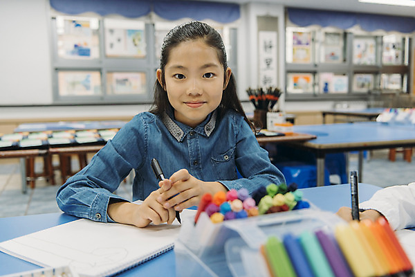 포토 JPG 여자 어린이교육 초등학생 어린이 교실 실내 초등학교 미술 한명 웃음 앉기 상반신 앞모습 10대 스쿨라이프 한국인 사인펜 미술교육 미술실 소녀만 방과후 국내포토 1 학생 라이프스타일 교육 뷰포인트 학교 모션 청소년 문화예술 표정 사람 동양인 내부 펜 여자만 어린이만 파일형식