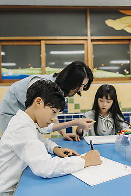 포토 JPG 여자 어린이교육 남자 초등학생 어린이 교실 실내 초등학교 미술 서기 앉기 상반신 20대 성인 앞모습 옆모습 10대 세명 스쿨라이프 교사 한국인 그리기 사인펜 집중 그림 미술교육 미술실 방과후 국내포토 직업 학생 라이프스타일 교육 뷰포인트 컨셉 학교 모션 청소년 문화예술 사람 동양인 청년 내부 펜 파일형식