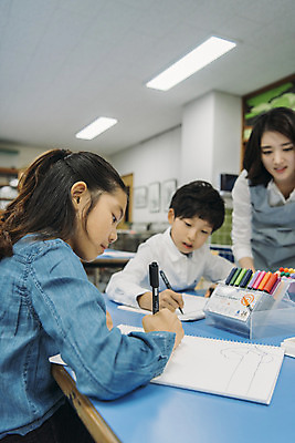 포토 JPG 여자 어린이교육 남자 초등학생 어린이 교실 실내 초등학교 미술 앉기 상반신 20대 성인 앞모습 옆모습 10대 세명 스쿨라이프 교사 한국인 그리기 사인펜 집중 그림 미술교육 미술실 방과후 국내포토 직업 학생 라이프스타일 교육 뷰포인트 컨셉 학교 모션 청소년 문화예술 사람 동양인 청년 내부 펜 파일형식
